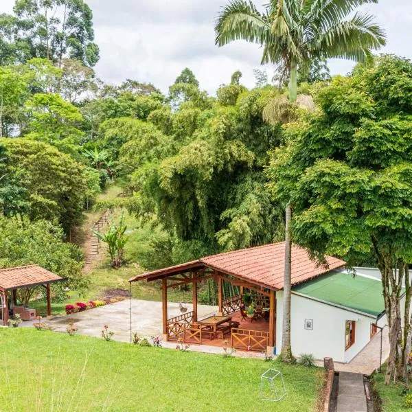 Agradable cabaña cafetera con jacuzzi a 12 min del centro de pereira，位于佩雷拉的酒店