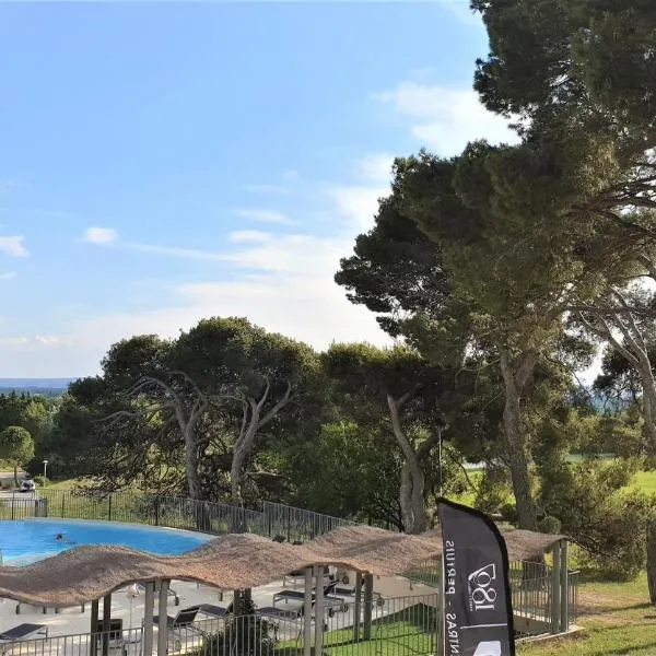 Nouvelle location dans somptueux golf avec piscine, terrains de tennis - situation ++ pour découvrir la Provence，位于索马讷-德沃克吕兹的酒店