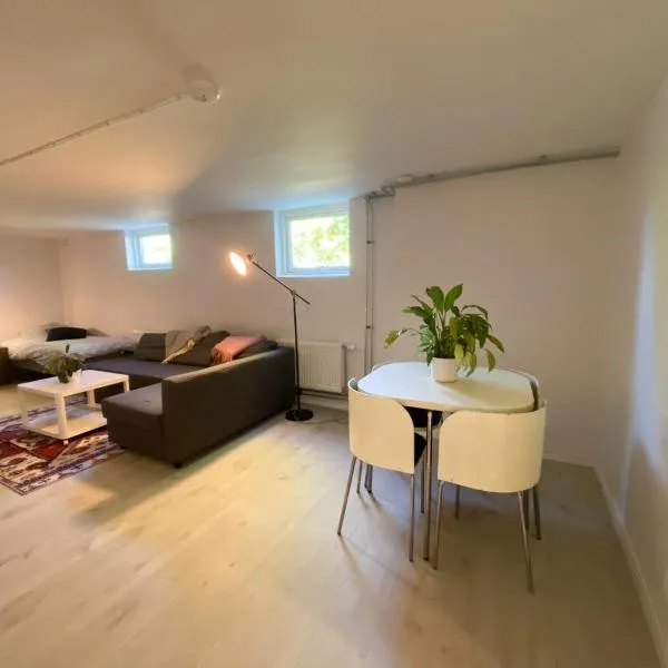 Newly renovated apartment - Strängnäs, Ekorrvägen，位于Harad的酒店