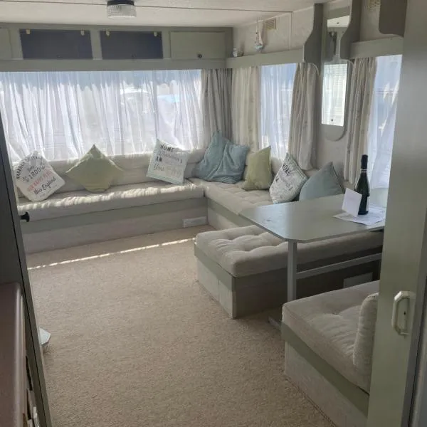 Hollie’s Hemsby holidays - static caravan，位于赫姆斯比的酒店