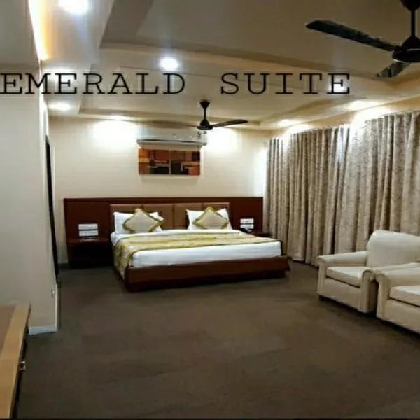 The Emerald Club ,Rajkot，位于Khirasra的酒店