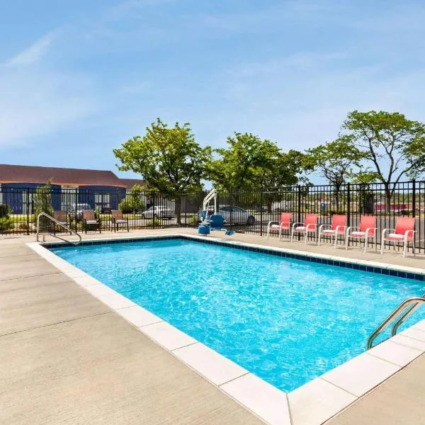 Super 8 by Wyndham Lenexa Overland Park Area/Mall Area，位于雷内克萨的酒店