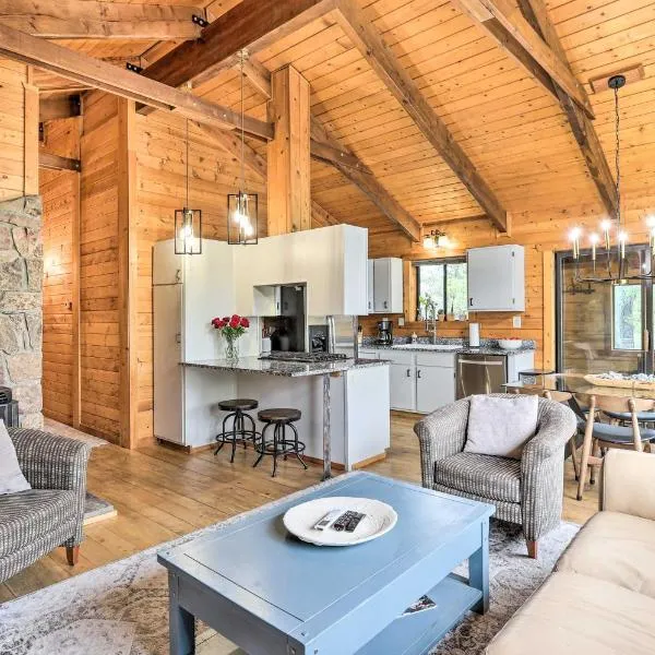 Luxe Pagosa Springs Cabin with Sauna and Hot Tub!，位于帕戈萨斯普林斯的酒店