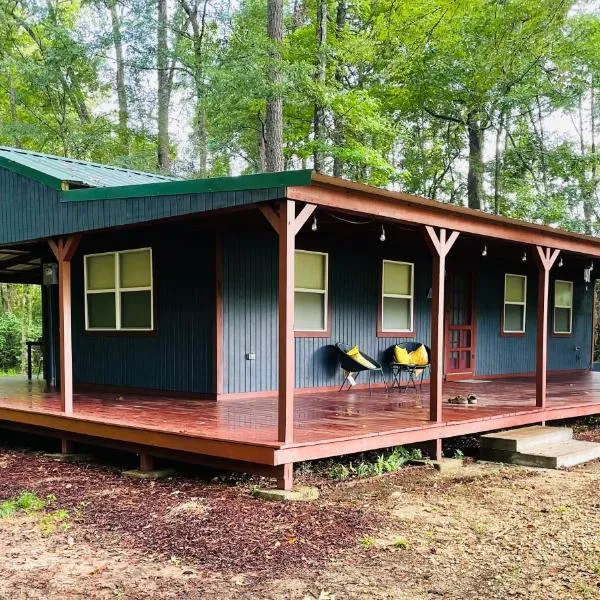 Cabin 2 - Modern Cabin Rentals in Southwest Mississippi at Firefly Lane，位于Summit的酒店