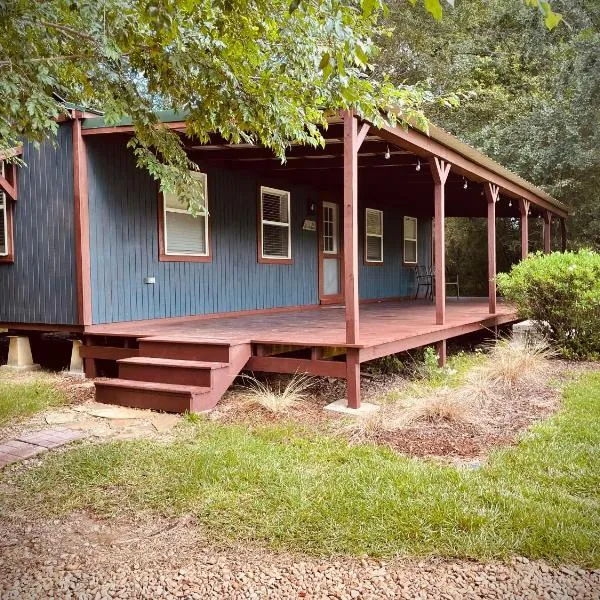 Cabin 3 - Modern Cabin Rentals in Southwest Mississippi at Firefly Lane，位于Summit的酒店