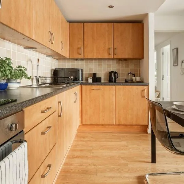 Lux Waterfront 2 bed Apt w free parking & river views, City Centre 15 min walk，位于邓迪的酒店