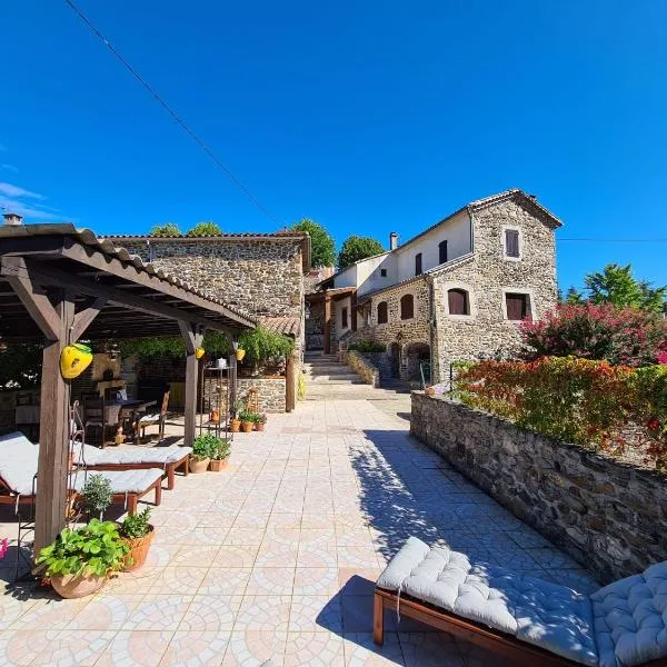 Mes Maisons Gardoises, Two Gites sleeping 13 with Two Private pools, Kids Room, Laundry, Disco, free WiFi, Linen and Dog's are Welcome，位于Gagnières的酒店