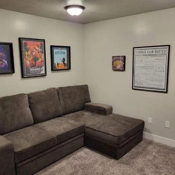 Lovely Condo! W/ free recreational vehicle parking，位于加登城的酒店