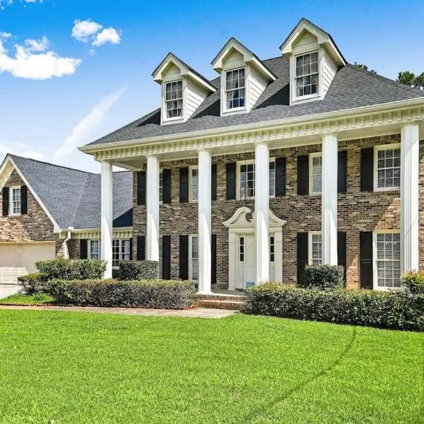 Lovely 5Bed, 3-FullBath ! 5min to free way I-85，位于罗维莎的酒店