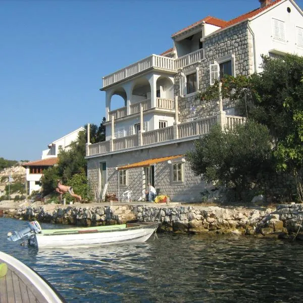 Apartments by the sea Zaklopatica, Lastovo - 8346，位于拉斯托伏的酒店