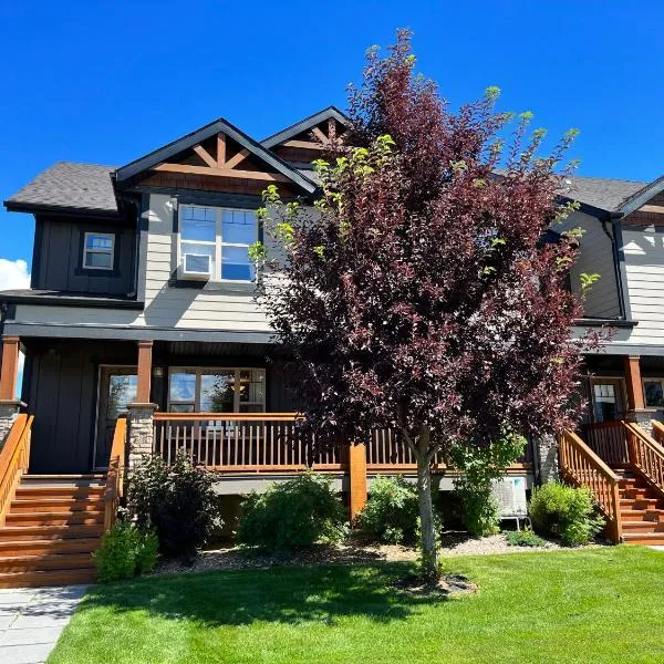 Perfect base Invermere 3bd townhouse mt views with garage，位于Lake Windermere的酒店
