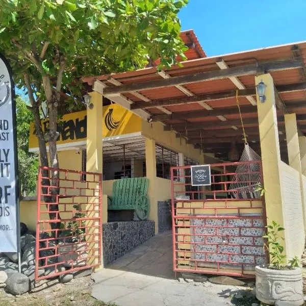 Bananoz Surfhouse，位于Puerto Sandino的酒店
