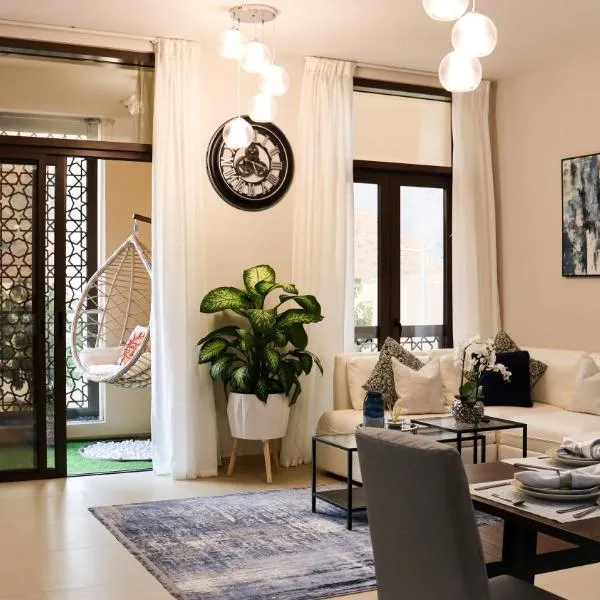 Stylish Apartment with a Jacuzzi (Park&Pool View)，位于Al Bustān的酒店