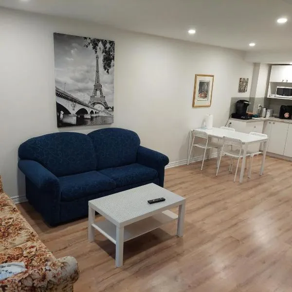 Spacious basement one bedroom apartment, WiFi.，位于Châteauguay Heights的酒店