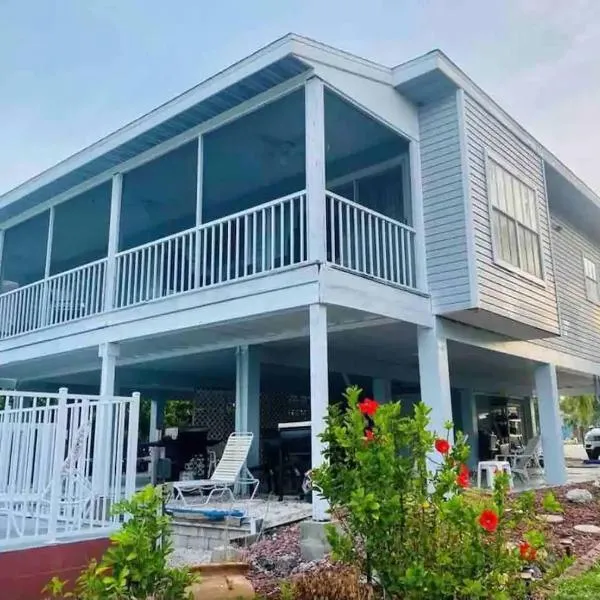 Stunning 3 level home with private beach and pool Internal name: 780 McCall，位于恩格尔伍德的酒店