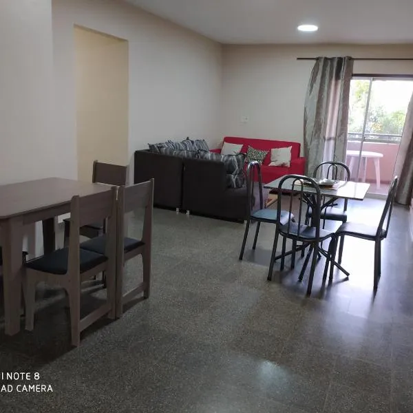 Amplio y cómodo apartamento con bella vista en pleno centro，位于埃斯特城的酒店