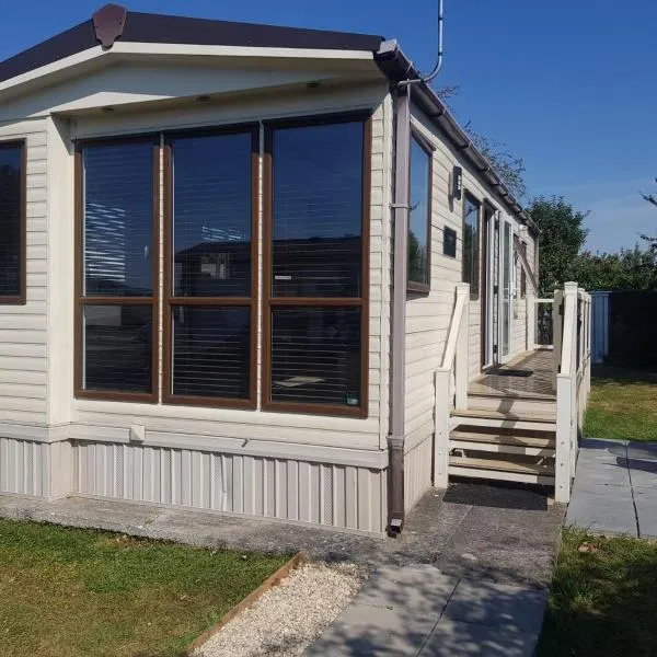 6 Berth Caravan on Lakeside Holiday Park，位于布里恩的酒店