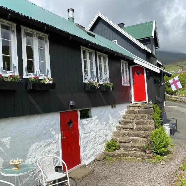Charming and Authentic Heritage Retreat in Kvívík - right next to the river，位于Ryggur的酒店