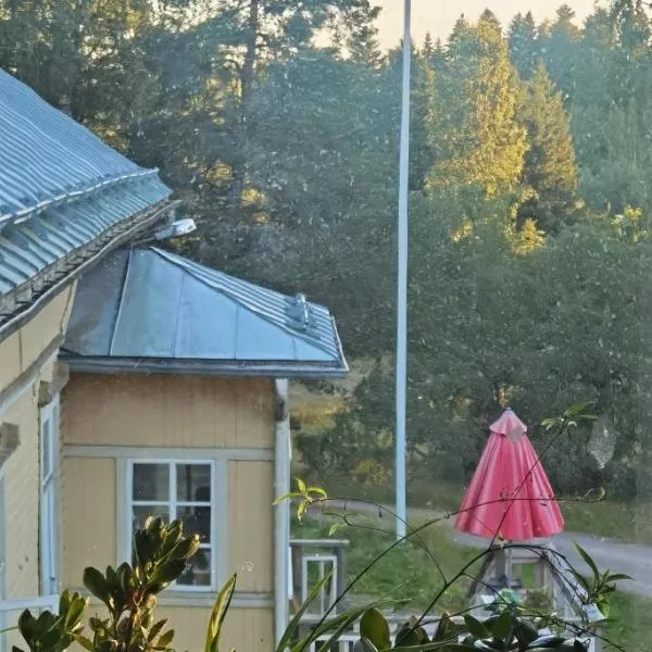 Simple private bedroom in a former Finnish School at the countryside，位于Lohja的酒店