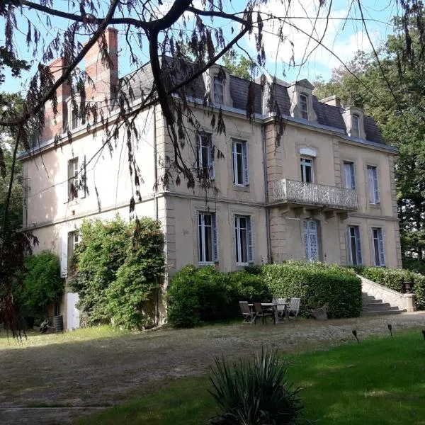 Chateau du Grand Lucay，位于波旁拉尔尚博的酒店