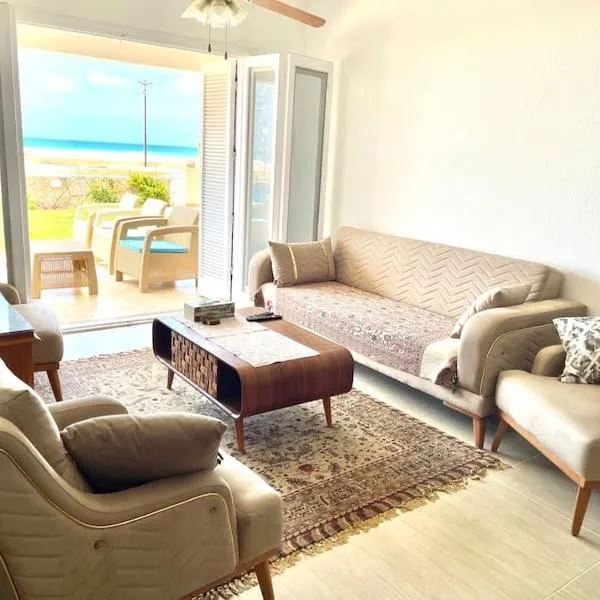 Stunning Beachfront Villa on North Coast Mediterranean，位于Dawwār Shindī Fannūsh的酒店