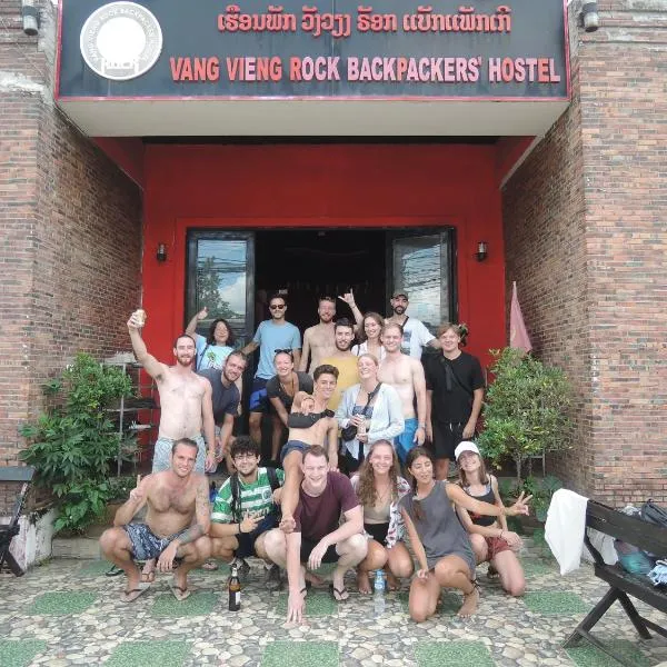 Vangvieng Rock Backpacker Rooftop Hostel，位于万荣的酒店