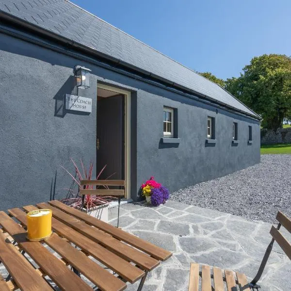 Coach House Cottage on the shores of Lough Corrib，位于Moycullen的酒店
