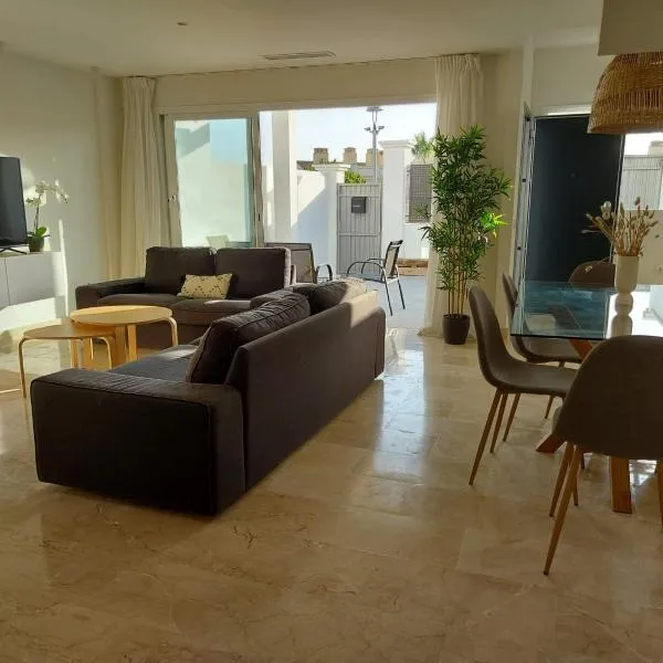 Vivienda adosada agradable y cómoda cerca del mar，位于马尼尔瓦的酒店