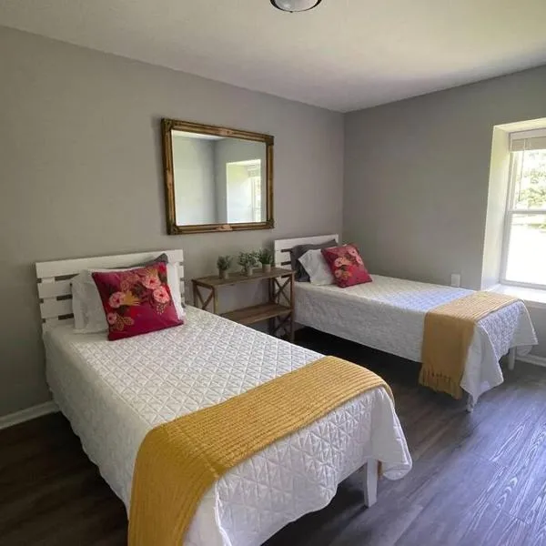 The Deannie Apt #6 - Simple and Homey 2bd w/ WiFi，位于Hamilton的酒店