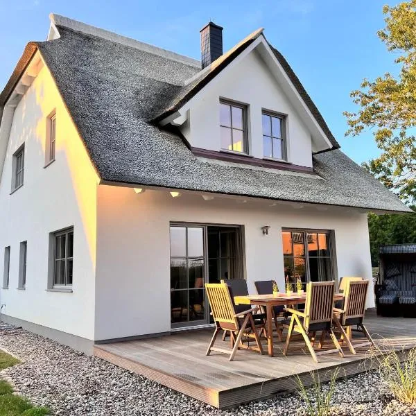 Ferienhaus Svantovit - exklusives Ferienhaus mit Sauna, Whirlpool-Wanne und Kamin，位于Putgarten的酒店