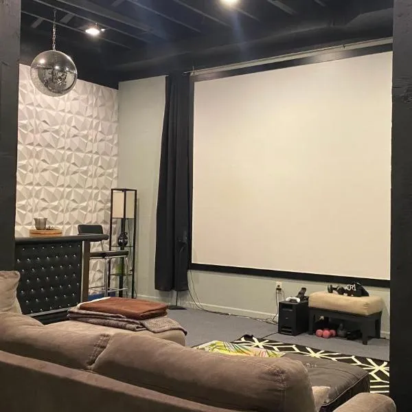 160inch Home Movie Theater- Great for movie night!，位于奥马哈的酒店