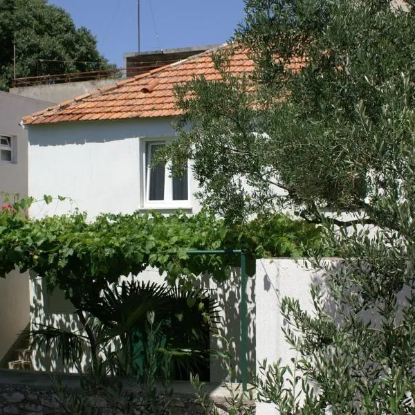 Apartments with parking space Vodice - 4192，位于沃迪切的酒店