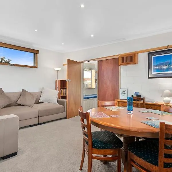 Forty South Cottage - A Secluded Waterside Getaway，位于Lindisfarne的酒店