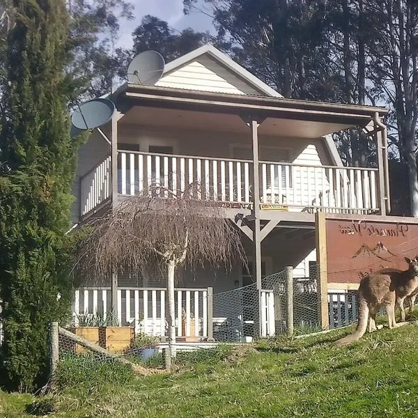 Beautiful Dutch Barn style country house in Merrijig (base of Mt Buller).，位于布勒山的酒店