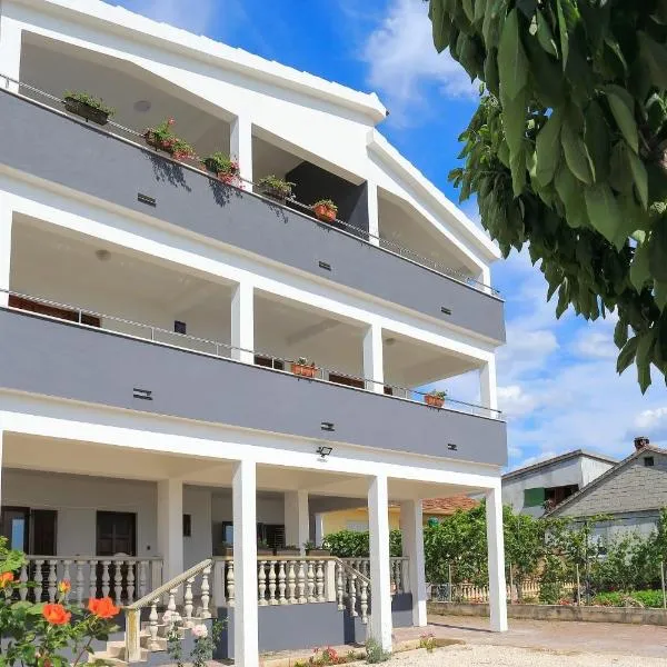 Apartments by the sea Bibinje, Zadar - 5780，位于比比涅的酒店