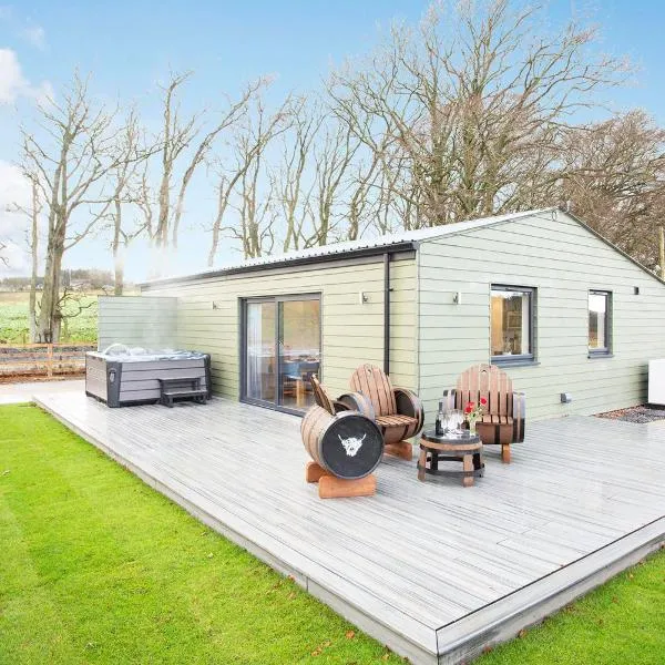 Shiphorns luxury cabin with a hot tub，位于埃德尔斯顿的酒店