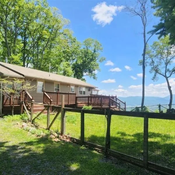 Mountain Top Chalet，位于Shenandoah Forest的酒店