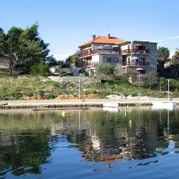 Seaside apartments with a swimming pool Nin, Zadar - 6153，位于宁的酒店