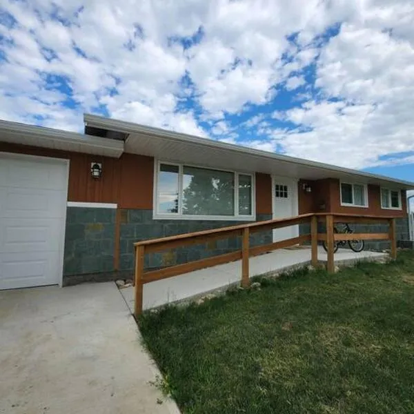 Feel at home, Country style family house.，位于Magrath的酒店