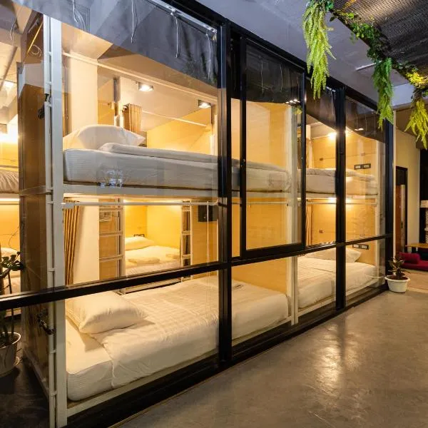 Khao San Social Capsule Hostel，位于Bang Su的酒店