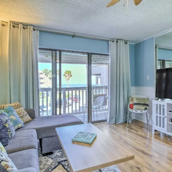 Beachside Corpus Christi Condo with Amenities!，位于科珀斯克里斯蒂的酒店