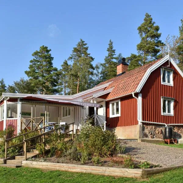 Amazing Home In Hagalund-Mjölby With Wifi，位于米约尔比的酒店