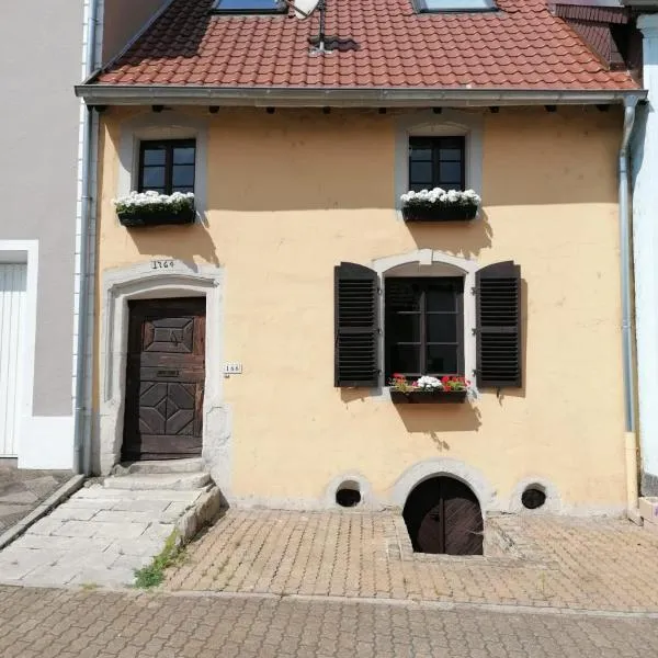 Ferienwohnung, Charmantes Bauernhaus, Ferienhaus，位于Rehlingen-Siersburg的酒店