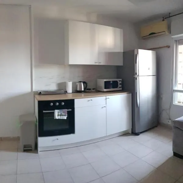 Cozy Flat with Parking well-placed near TLV Airport，位于Kefar Daniyyel的酒店