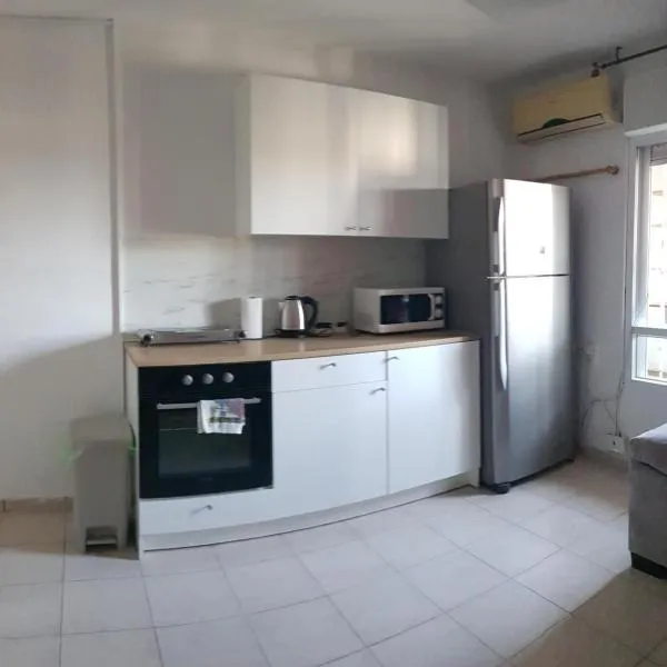 Cozy Flat with Parking well-placed near TLV Airport，位于Lod的酒店