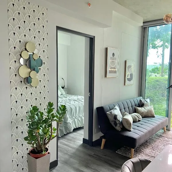 Cómodo y elegante apartamento en fabuloso condo!，位于圣何塞的酒店