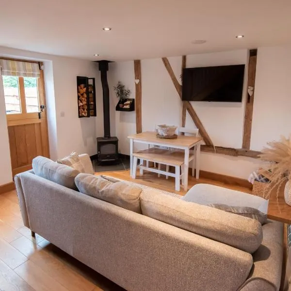 Bramble Cottage - Cosy 2 Bed With Deluxe HOT TUB & Log Burner，位于赫里福德的酒店