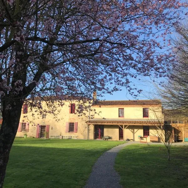 LA CHARMILLE Gîte et Chambre d'hôtes，位于Saint-Denis-la-Chevasse的酒店