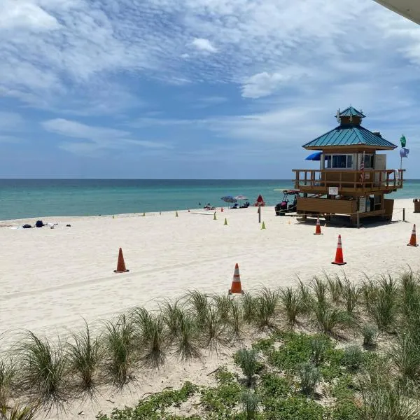 Beachfront condo in Miami!，位于阳光岛滩的酒店