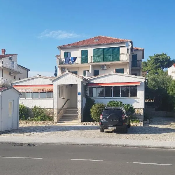 Apartments and rooms with parking space Solaris, Sibenik - 12269，位于希贝尼克的酒店